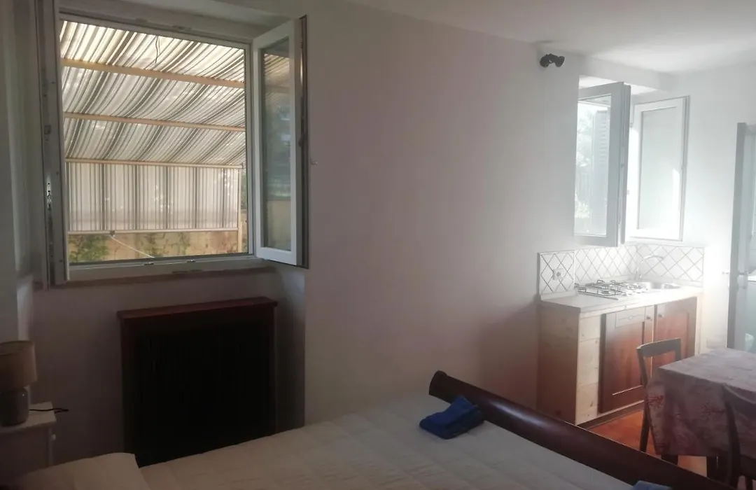 Monolocali e stanze in Villa a 350 mt spiaggia libera Lido delle Sirene-1